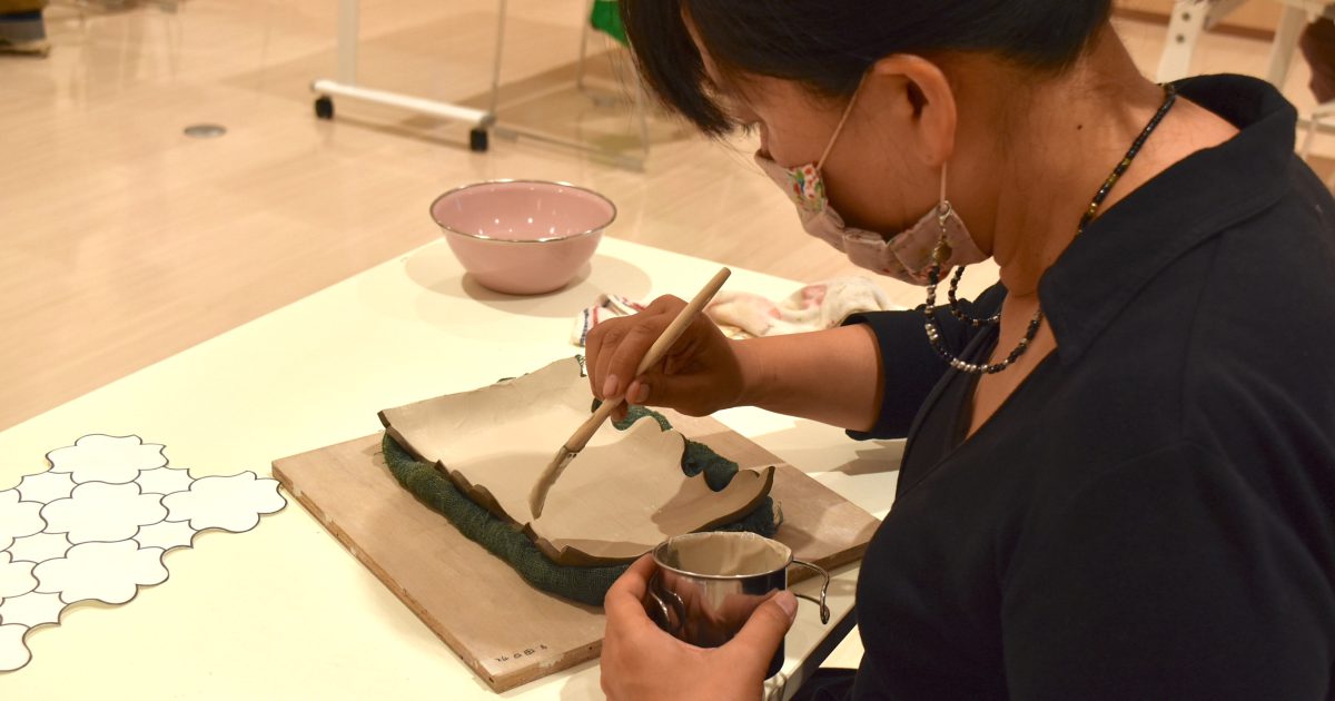 モザイクタイル文様皿〜さや堂ホールのタイルをモチーフに〜」を開催